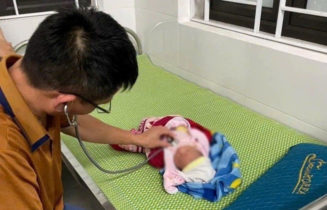 Nghệ An: Phát hiện bé trai sơ sinh bị bỏ rơi cạnh cầu trong đêm