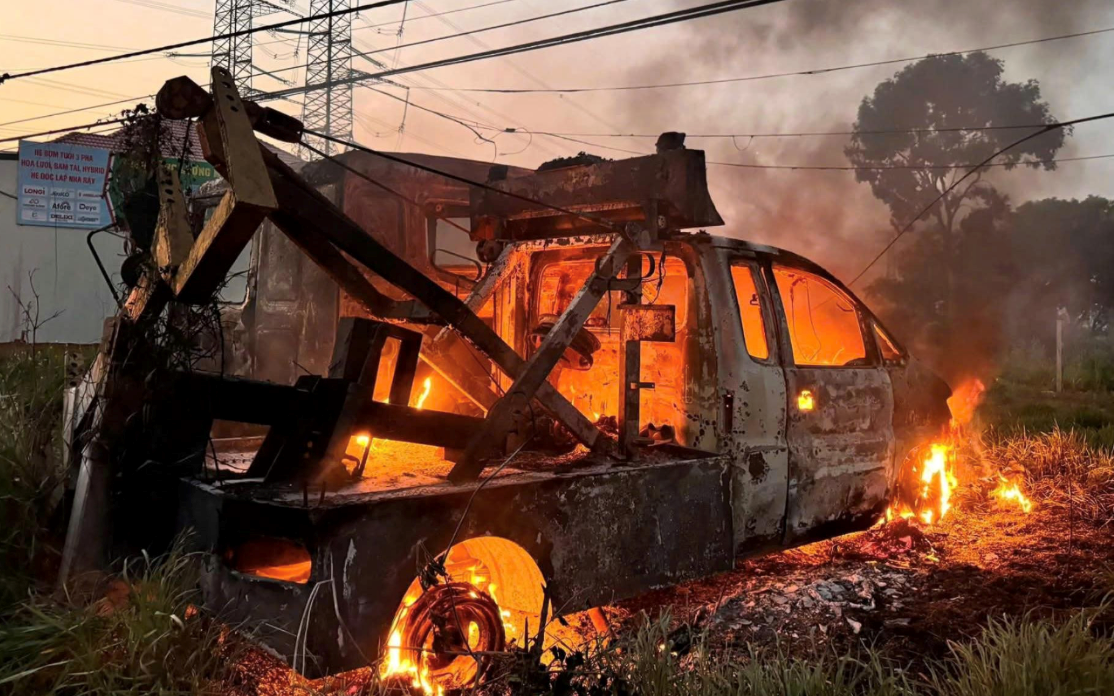 Xe cứu hộ bất ngờ cháy rụi trong đêm