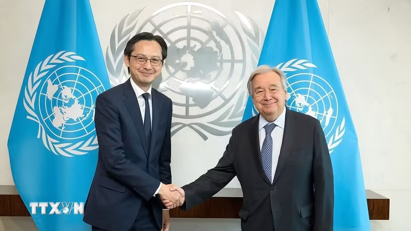 Đại sứ Đỗ Hùng Việt hội kiến Tổng thư ký Liên hợp quốc António Guterres. (Ảnh: Thanh Tuấn/TTXVN)