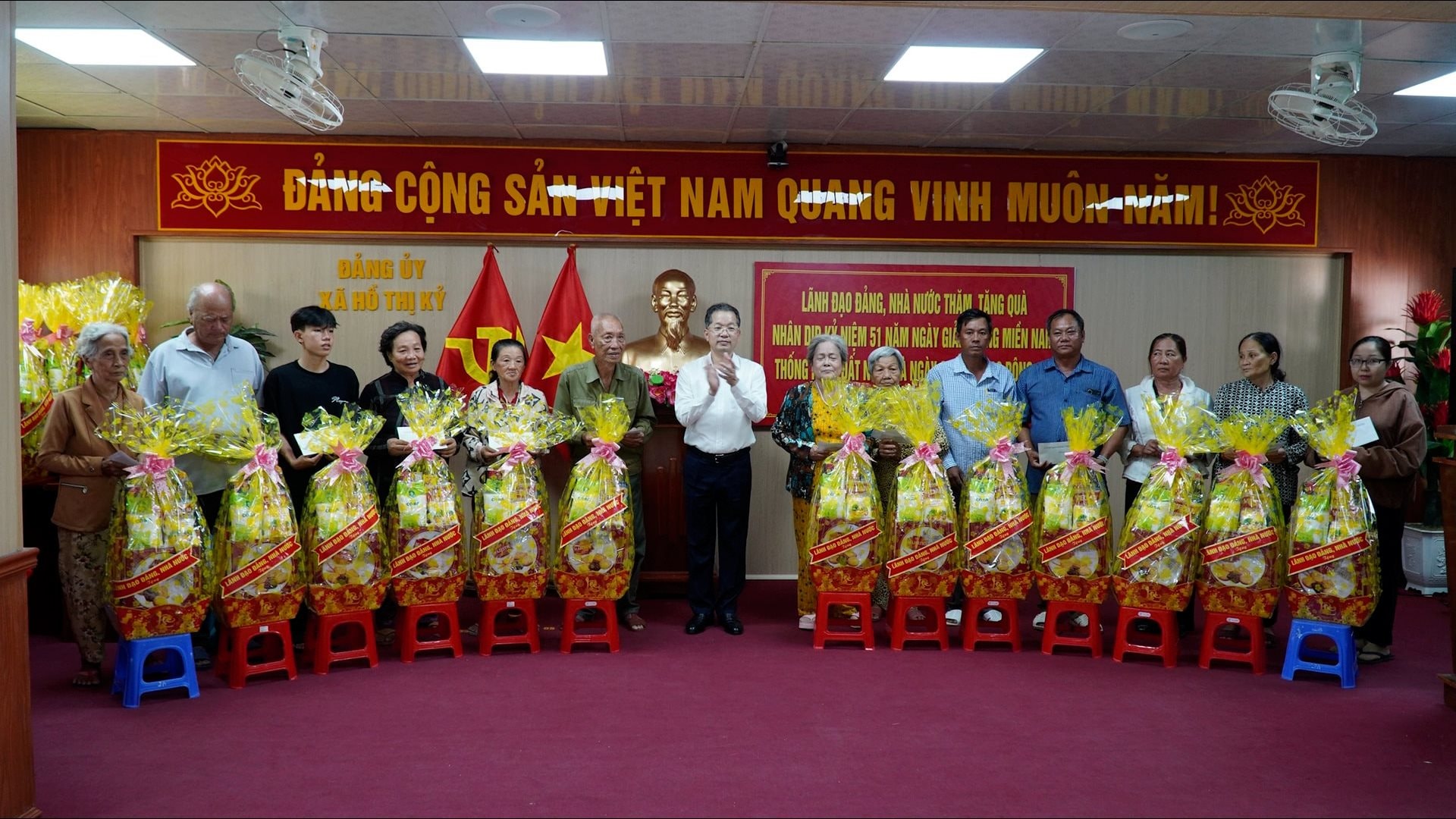 Chánh án Tòa án nhân dân tối cao Nguyễn Văn Quảng tặng quà gia đình chính sách tại tỉnh Cà Mau