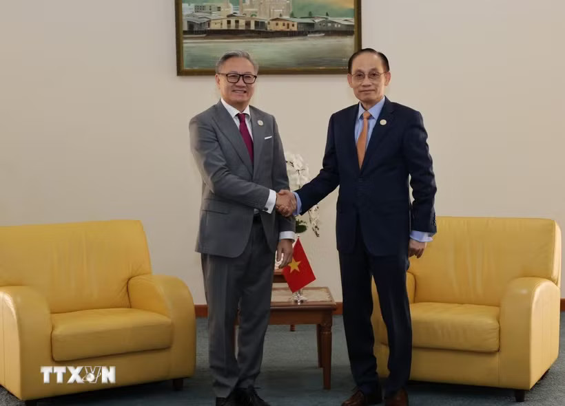 Ủy viên Bộ Chính trị, Bộ trưởng Ngoại giao Lê Hoài Trung tiếp xúc song phương với Phó Thủ tướng kiêm Bộ trưởng Ngoại giao Lào Thongsavan Phomvihane bên lề Hội nghị Bộ trưởng Ngoại giao ASEAN-EU lần thứ 25 (AEMM 25) tại Brunei. (Ảnh: Bùi Hoàn/TTXVN)