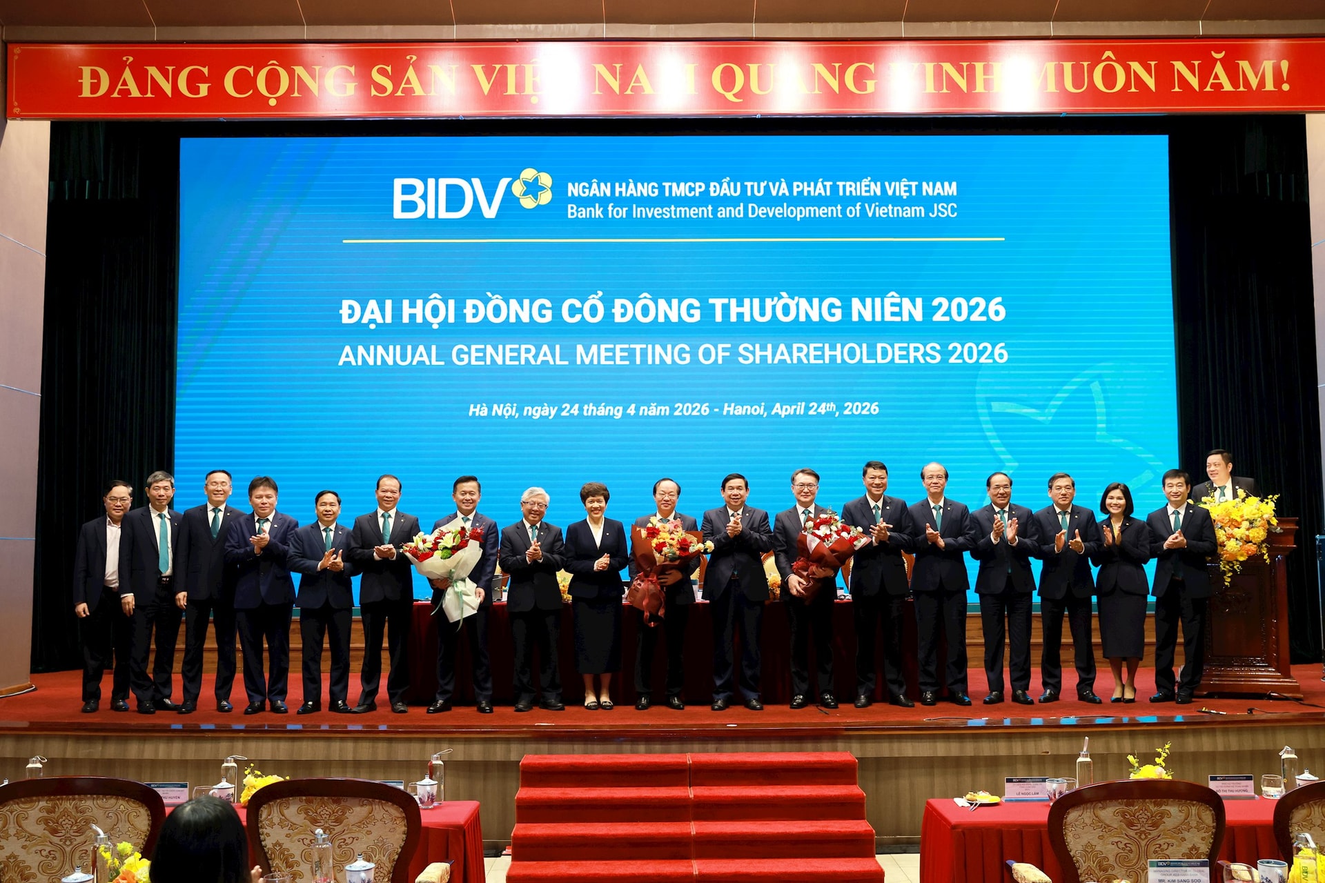 hoi-dong-quan-tri-ban-kiem-soat-bidv-nhiem-ky-2022-2027-tang-hoa-chuc-mung-cac-thanh-vien-moi.jpg