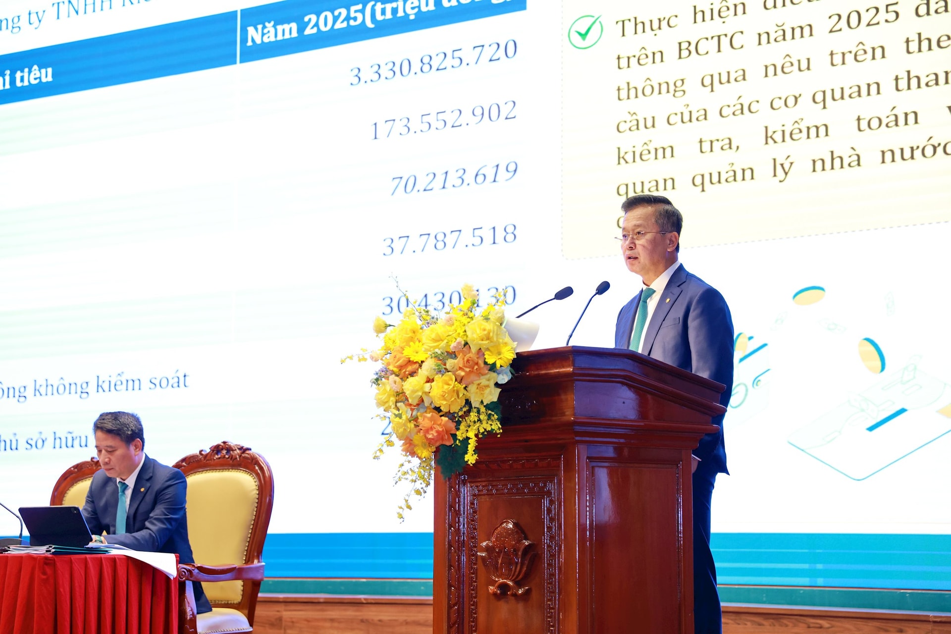 ong-hoang-viet-hung-pho-tong-giam-doc-bidv-trinh-bay-bao-cao-tai-dai-hoi.jpg