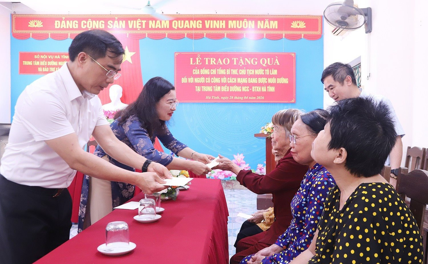 trao-qua_tong_bi_thu_1.jpg