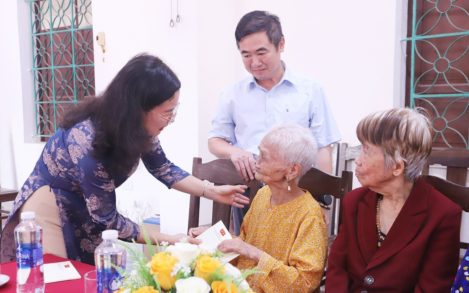 trao-qua_tong_bi_thu_2.jpg