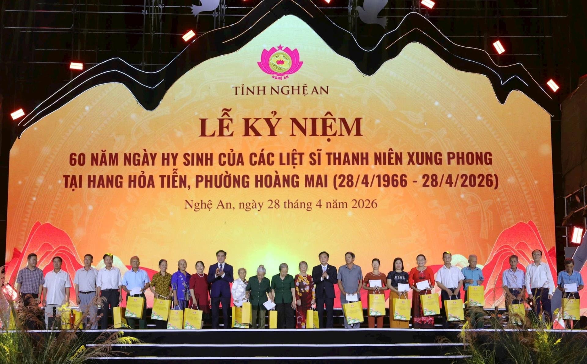 Kỷ niệm 60 năm ngày hy sinh của các liệt sĩ TNXP tại hang Hỏa Tiễn