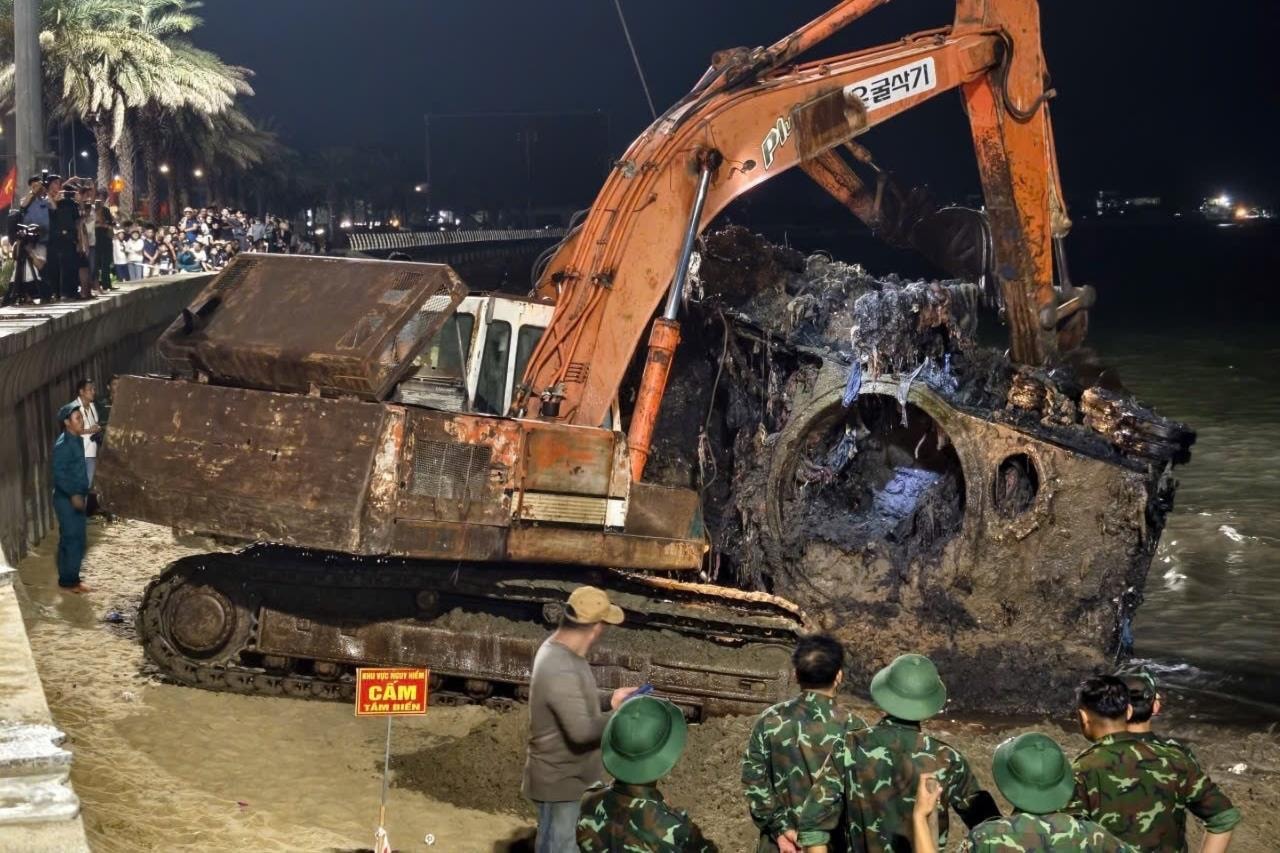 Trục vớt thành công xe tăng chìm 51 năm dưới biển Quy Nhơn