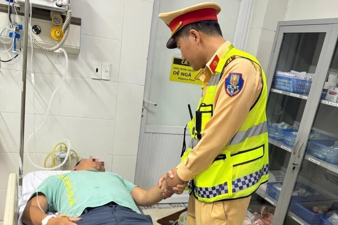CSGT kịp thời đưa lái xe nghi đột quỵ đi cấp cứu trong đêm