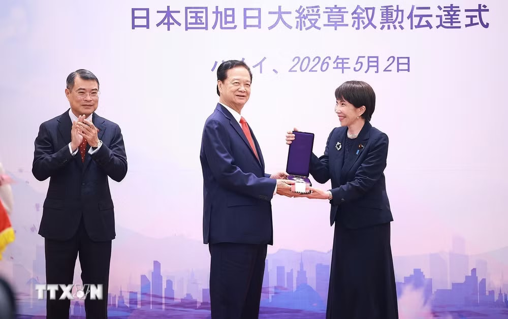 ttxvn-le-trao-huan-chuong-mat-troi-moc-cua-nha-nuoc-nhat-ban-cho-nguyen-lanh-dao-dang-nha-nuoc-viet-nam-0205-4.jpg