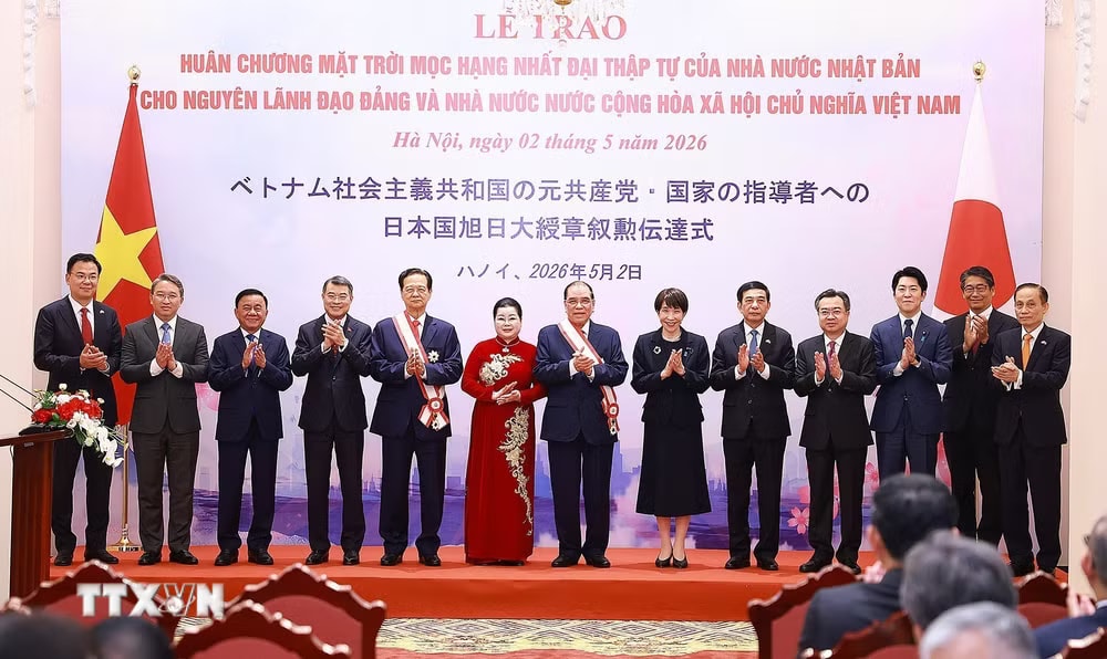 ttxvn-le-trao-huan-chuong-mat-troi-moc-cua-nha-nuoc-nhat-ban-cho-nguyen-lanh-dao-dang-nha-nuoc-viet-nam-0205-3.jpg