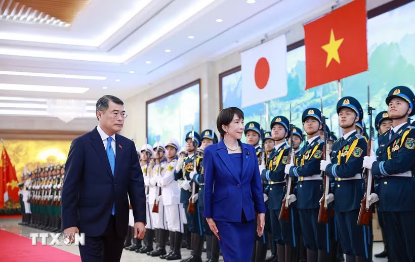 Thủ tướng Lê Minh Hưng và Thủ tướng Nhật Bản Takaichi Sanae duyệt Đội danh dự Quân đội Nhân dân Việt Nam. (Ảnh: Dương Giang/TTXVN)