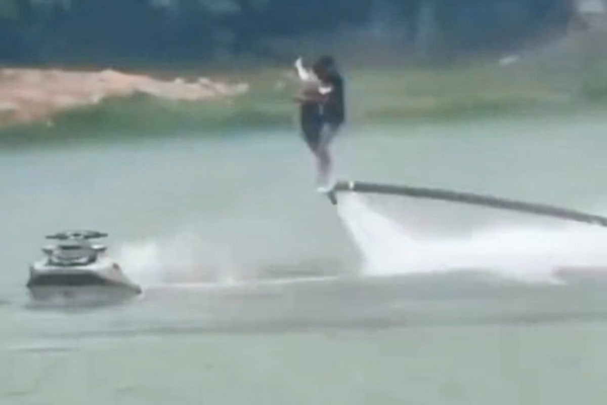 Tạm dừng hoạt động trình diễn flyboard tại hồ Núi Lớ