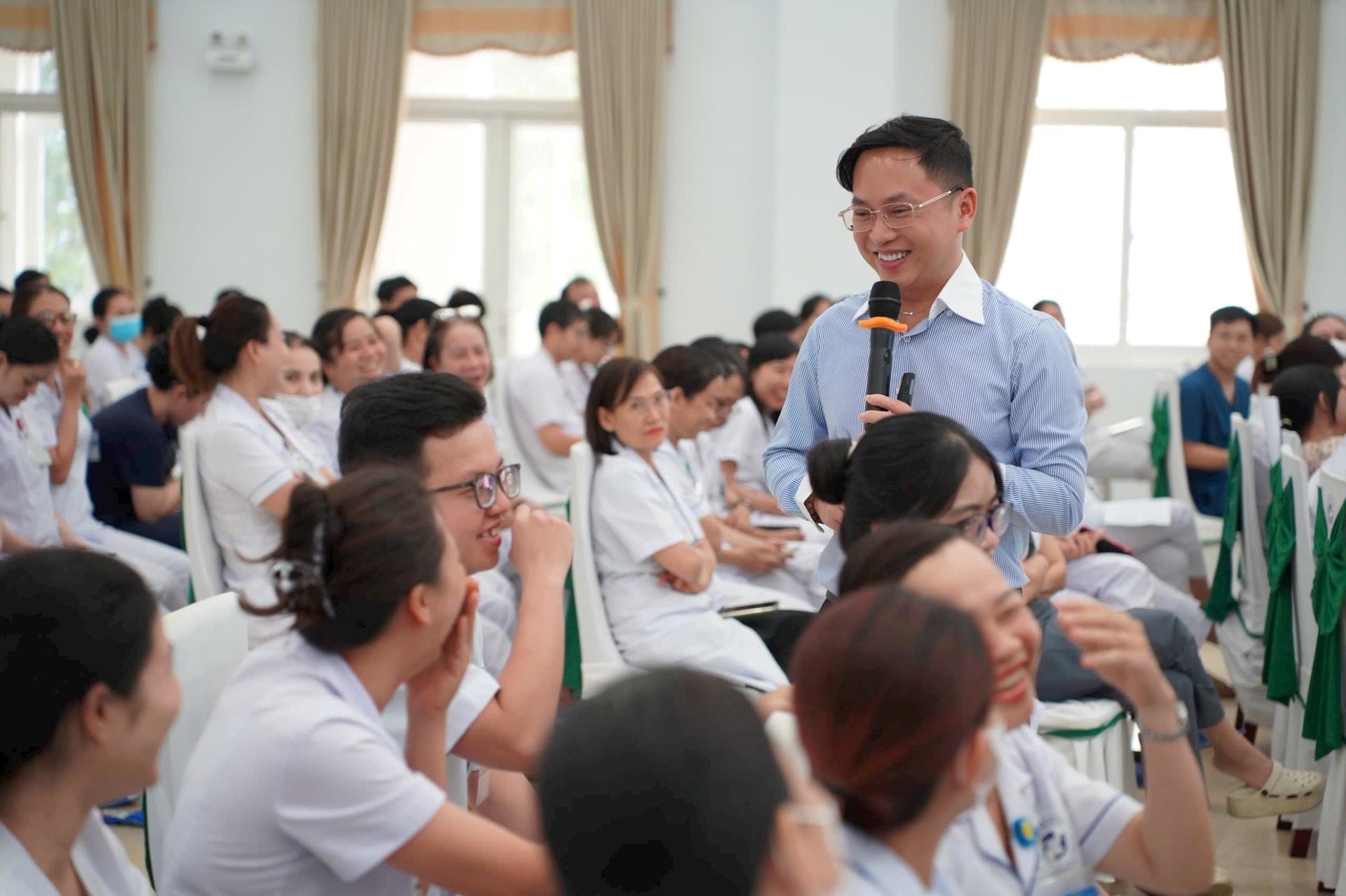 Đại học Đông Á đưa “Tâm lý học ứng dụng - Dành cho cán bộ y tế” đến với y bác sĩ Đà Nẵng