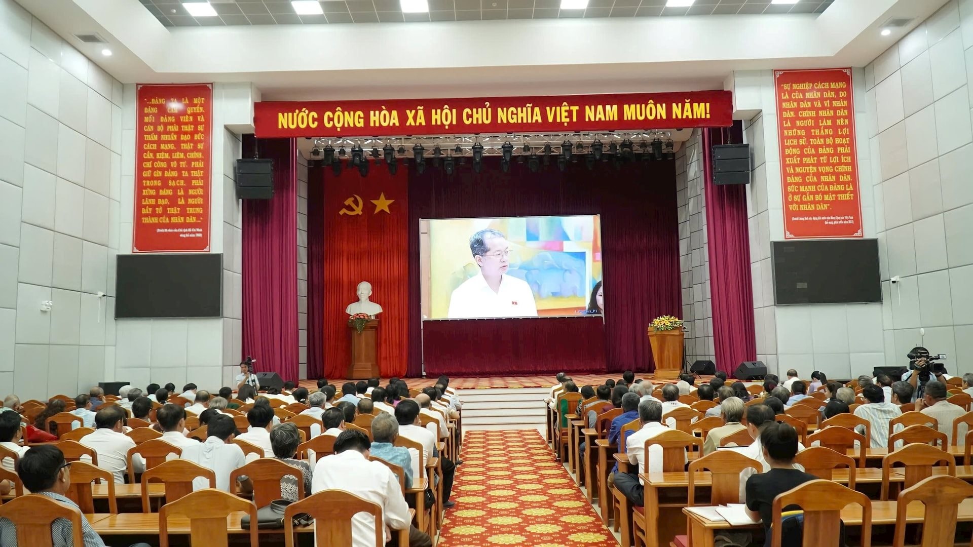 Chánh án Tòa án nhân dân tối cao Nguyễn Văn Quảng tiếp xúc cử tri tại tỉnh Lâm Đồng