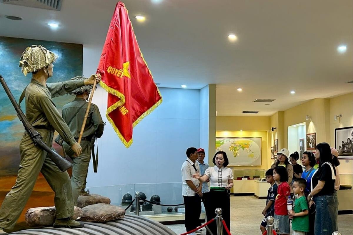 Gần 1,6 ngàn lượt du khách tham quan Bảo tàng Chiến thắng Điện Biên Phủ