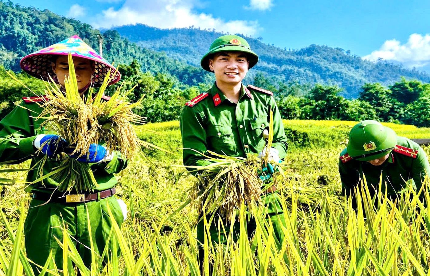 Công an xuống đồng giúp dân cứu lúa sau dông lốc