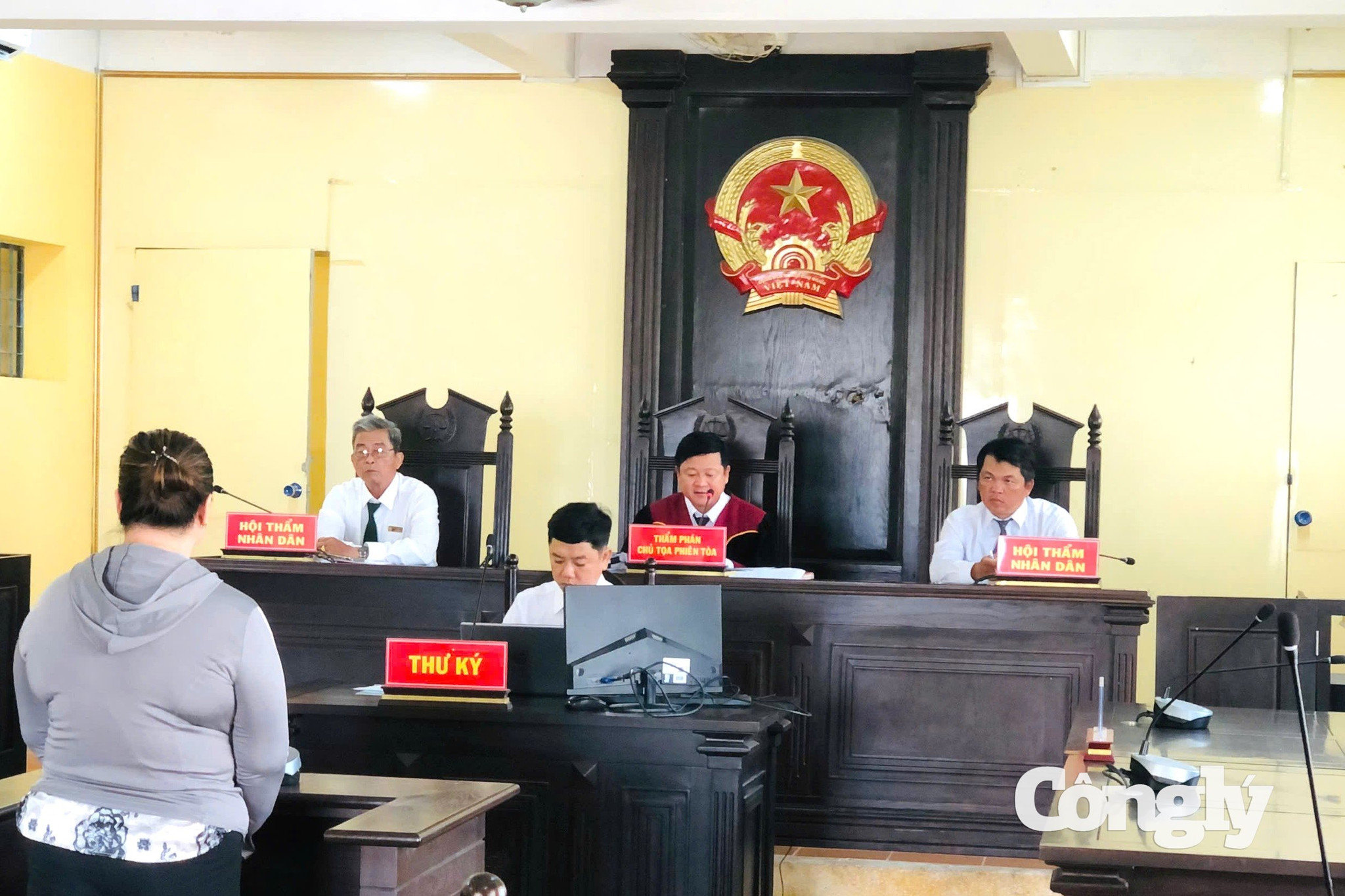 Thư ký Lương Văn Khải tham gia một phiên tòa xét xử