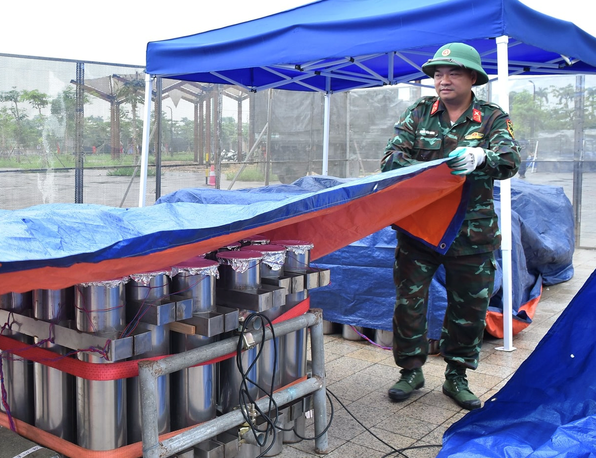 Trận địa 2.500 quả pháo hoa chuẩn bị thắp sáng Lễ hội Hoa Phượng Đỏ