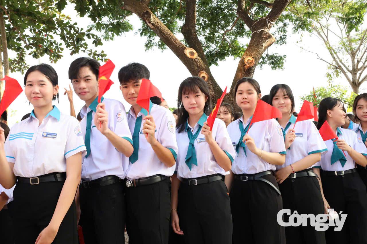 Học sinh Cà Mau phấn khởi bước vào năm học mới