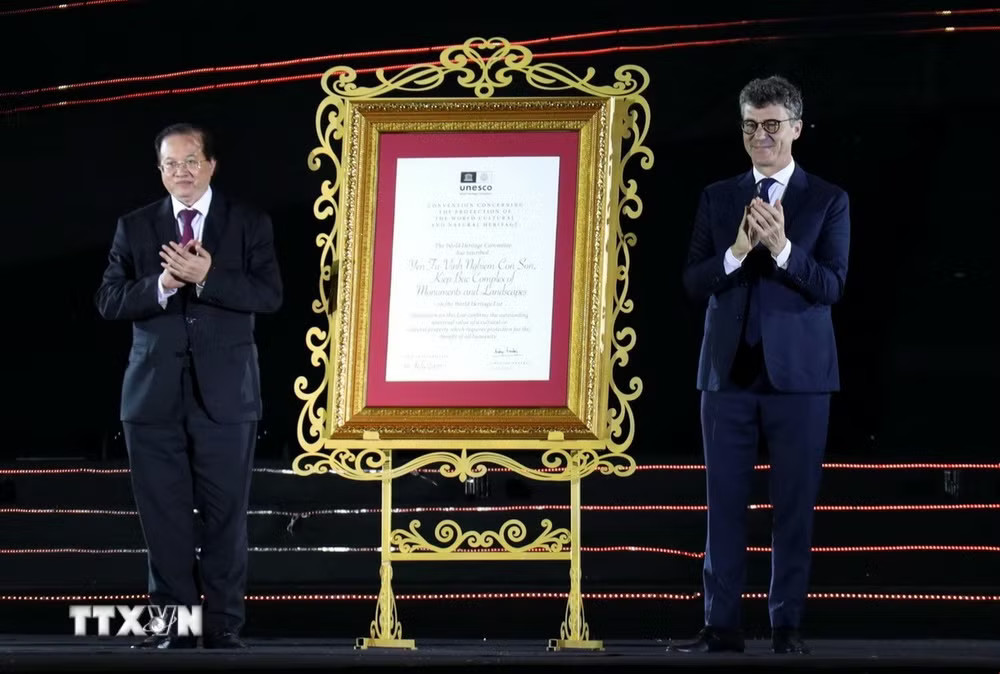 Ông Jonathan Baker, Trưởng Đại diện UNESCO tại Việt Nam (bên phải) trao Bằng UNESCO ghi danh Quần thể Di tích và Danh thắng Yên Tử - Vĩnh Nghiêm - Côn Sơn, Kiếp Bạc là Di sản văn hóa thế giới cho ông Tạ Quang Đông, Thứ trưởng Bộ Văn hóa, Thể thao và Du lịch. (Ảnh: Đức Hiếu/TTXVN) ttxvn-le-don-nhan-bang-unesco-ghi-danh-quan-the-di-tich-va-danh-thang-yen-tu-vinh-nghiem-con-son-kiep-bac-la-di-san-van-hoa-the-gioi.jpg