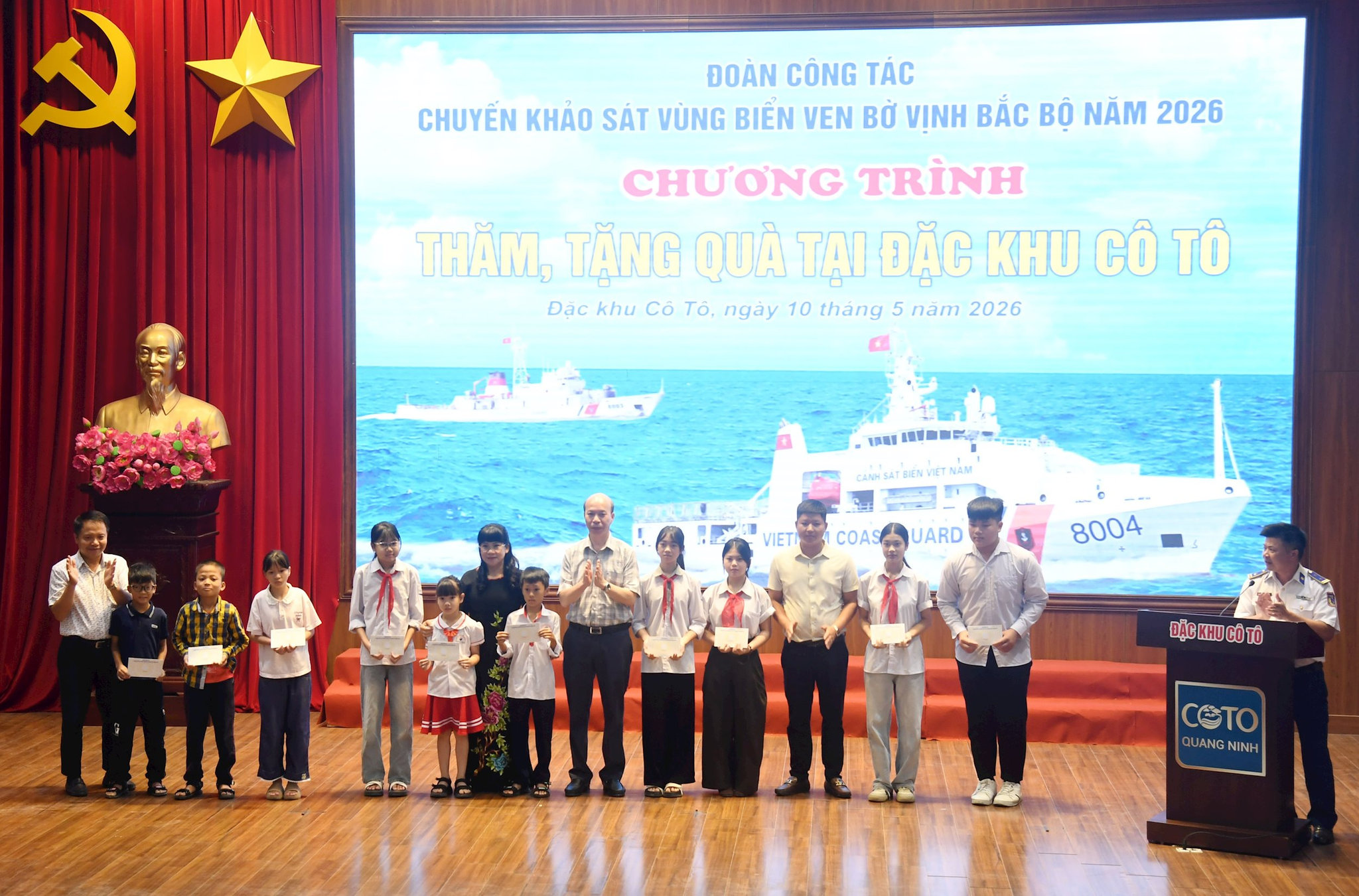 doan-cong-tac-tang-qua-cho-cac-chau-hoc-sinh-vuot-kho-hoc-gioi-cua-dac-khu-co-to.jpg