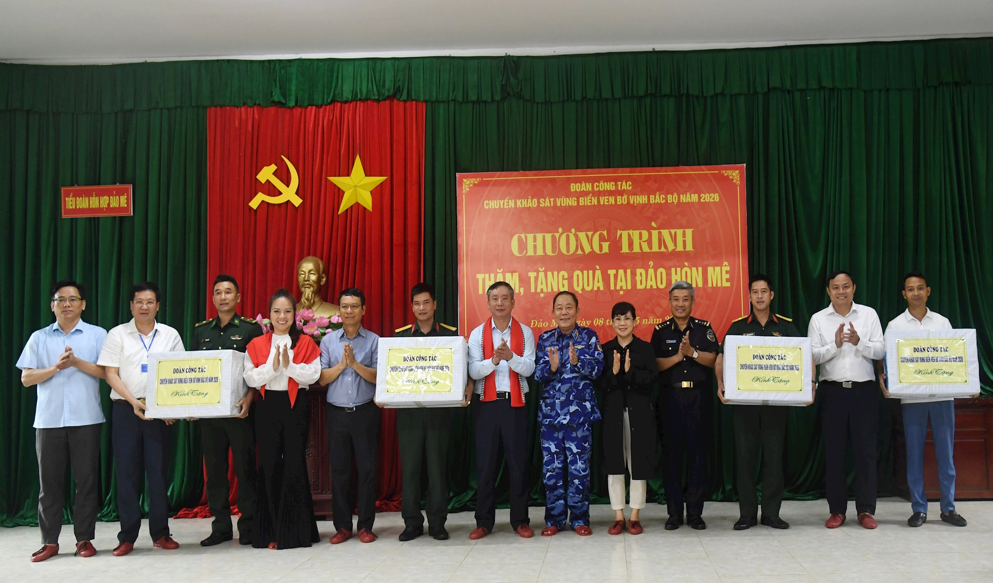 doan-cong-tac-tang-qua-cho-cac-don-vi-dang-lam-nhiem-vu-tai-dao-hon-me.jpg
