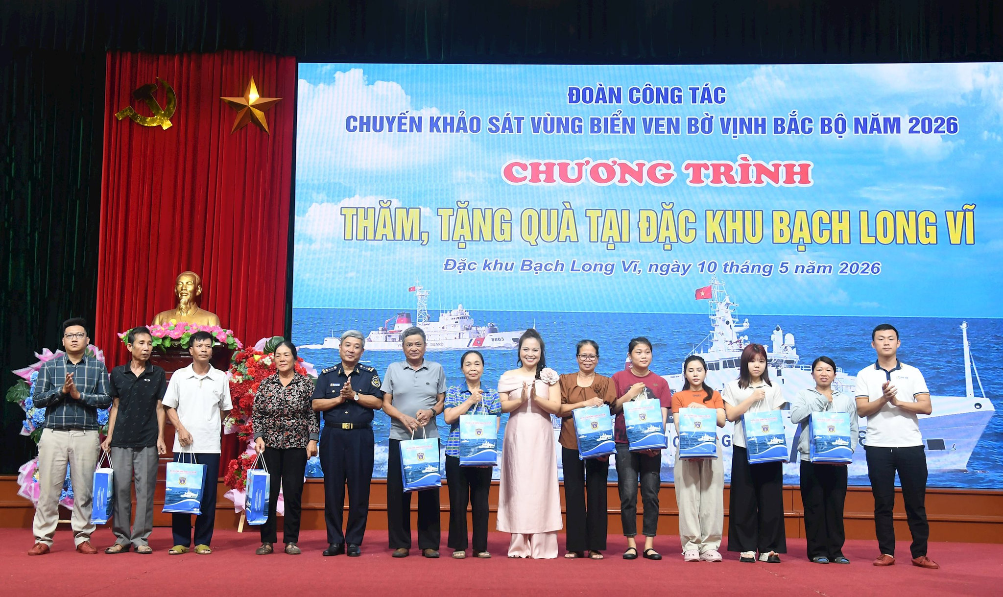 doan-cong-tac-tang-qua-cho-cac-gia-dinh-co-hoan-canh-kho-khan-cua-dac-khu-bach-long-vi.jpg