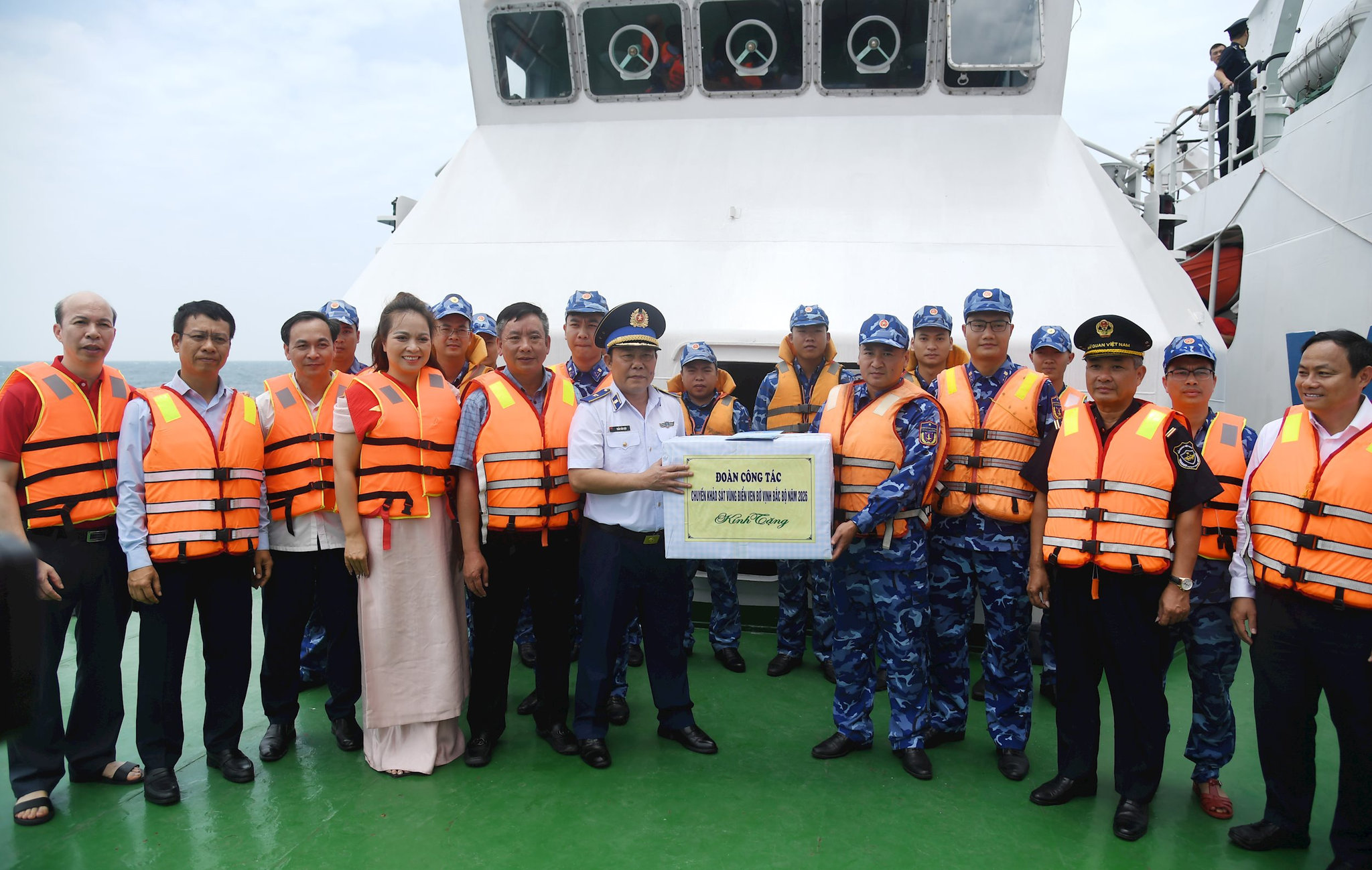 doan-cong-tac-tham-dong-vien-can-bo-chien-si-tau-csb-2007-dang-lam-nhiem-truc-tren-bien-1-.jpg