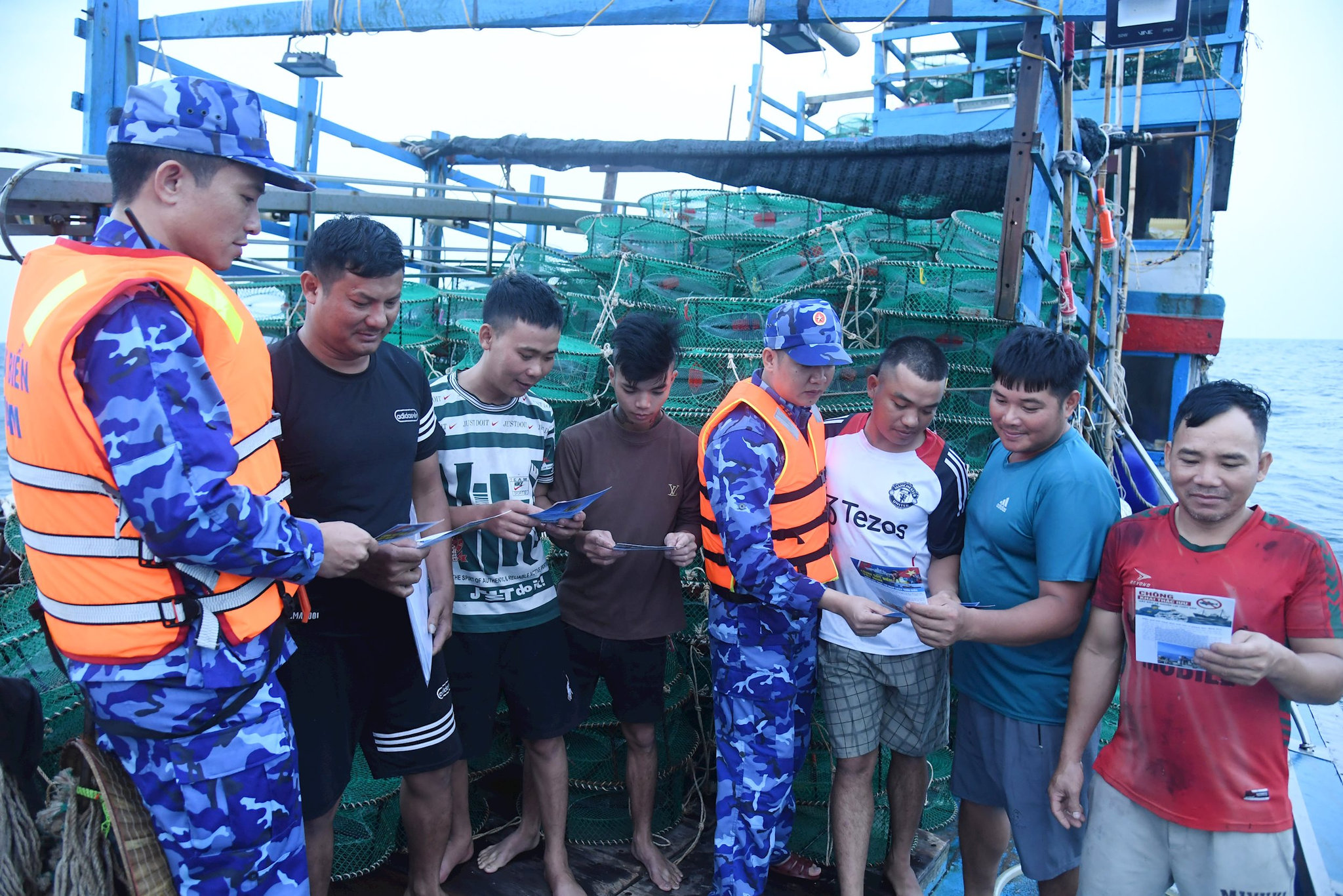 tuyen-truyen-iuu-cho-tau-ca-cua-ngu-dan-thanh-hoa-dang-danh-bat-hai-san-tren-vung-bien-vinh-bac-bo.jpg
