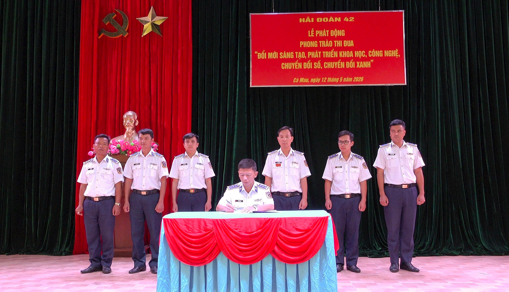 anh-3.-dong-chi-thuong-ta-le-duc-tuan-hai-doan-truong-thuong-ta-vu-dinh-nga-pho-chinh-uy-chung-kien-ky-ket-giao-uoc-thi-dua-cua-cac-co-quan-don-vi.jpeg