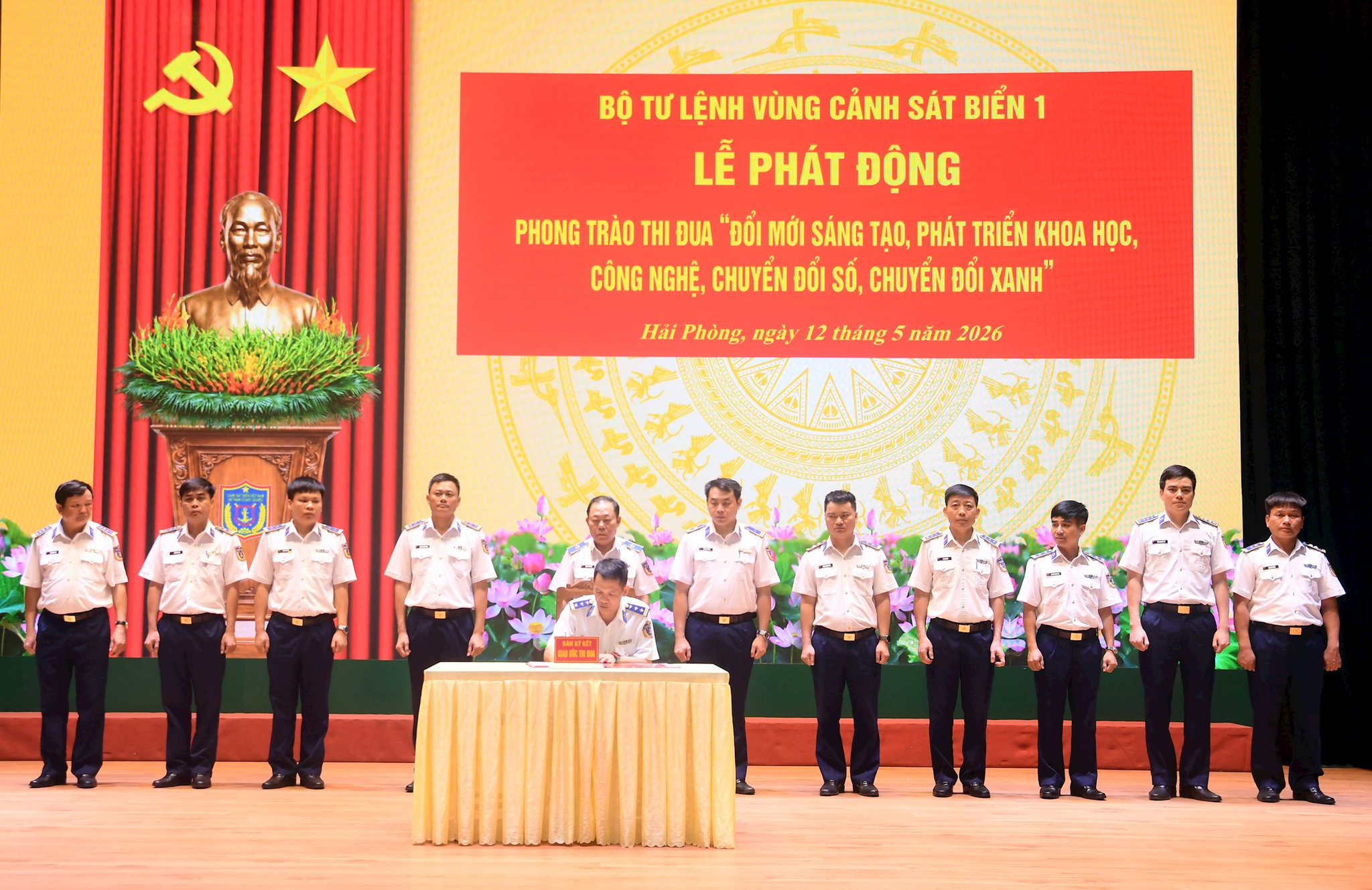 dai-dien-cac-co-quan-don-vi-ky-ket-giao-uoc-thi-dua.jpg