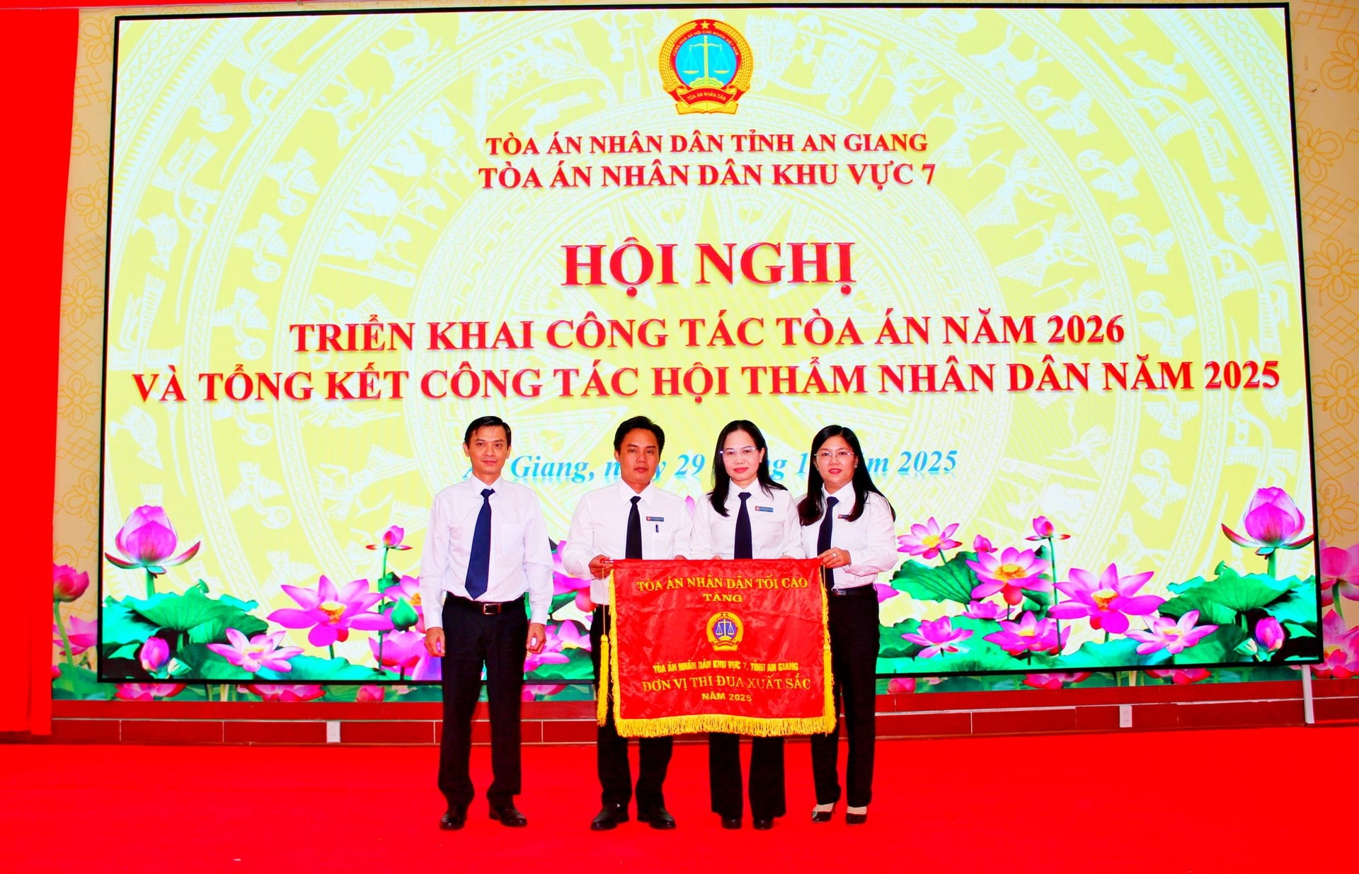 anh-trong-tin-ca-lam-viec.jpg