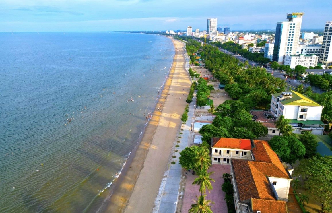 Điểm hấp dẫn của Cửa Lò không chỉ nằm ở bãi biển rộng mà còn ở không khí du lịch sôi động đặc trưng. Ảnh: Báo Nghệ An