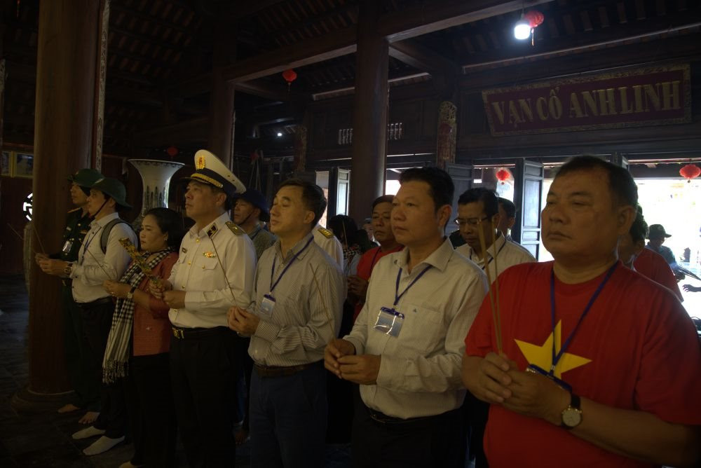 cac-dai-bieu-dang-huong-tuong-niem-tren-dao-truong-sa-lon.jpg