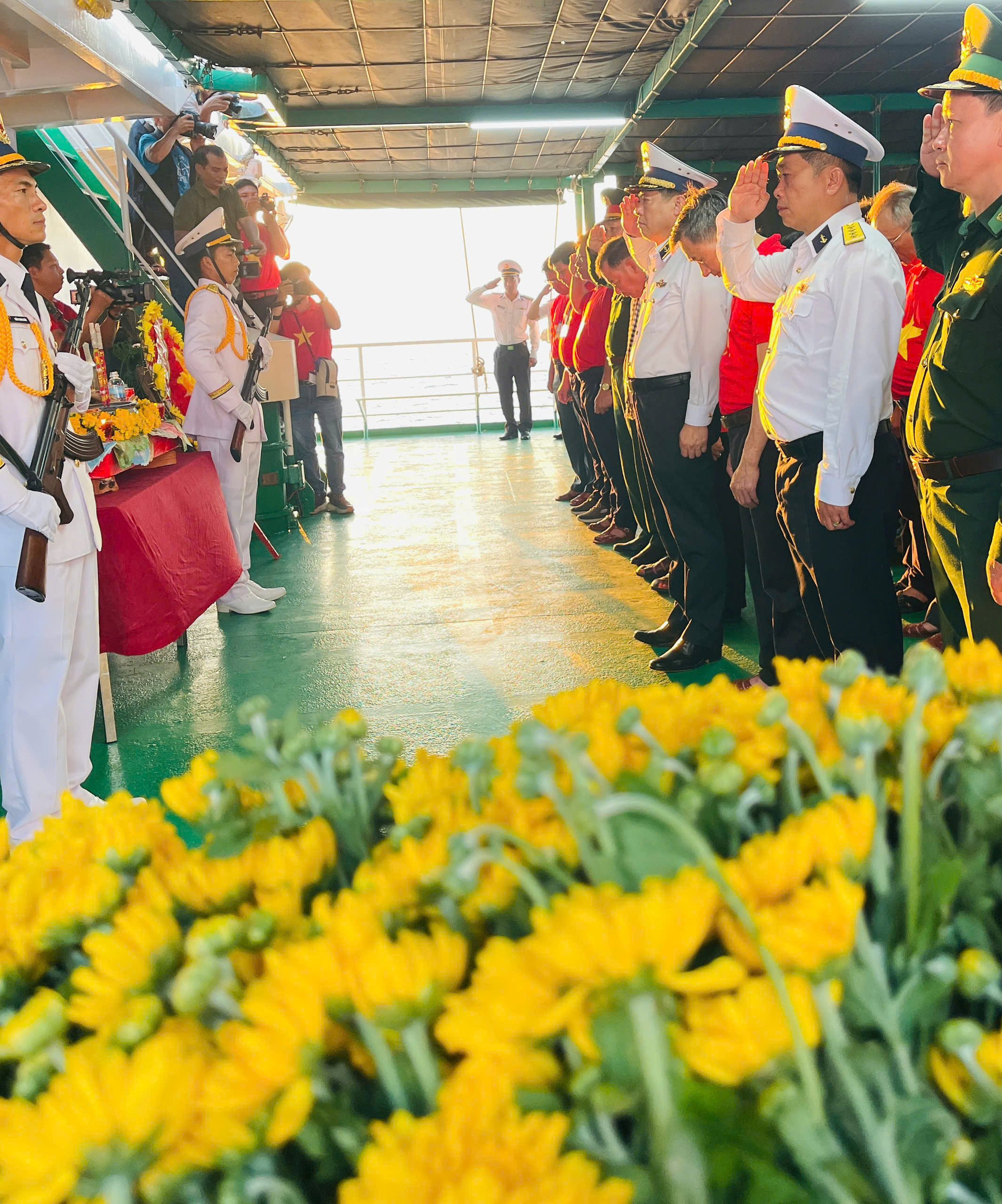 cac-dai-bieu-tai-le-tuong-niem-cac-anh-hung-liet-si-hy-sinh-trong-su-kien-gac-ma-nam-1988-tren-con-tau-561..jpg