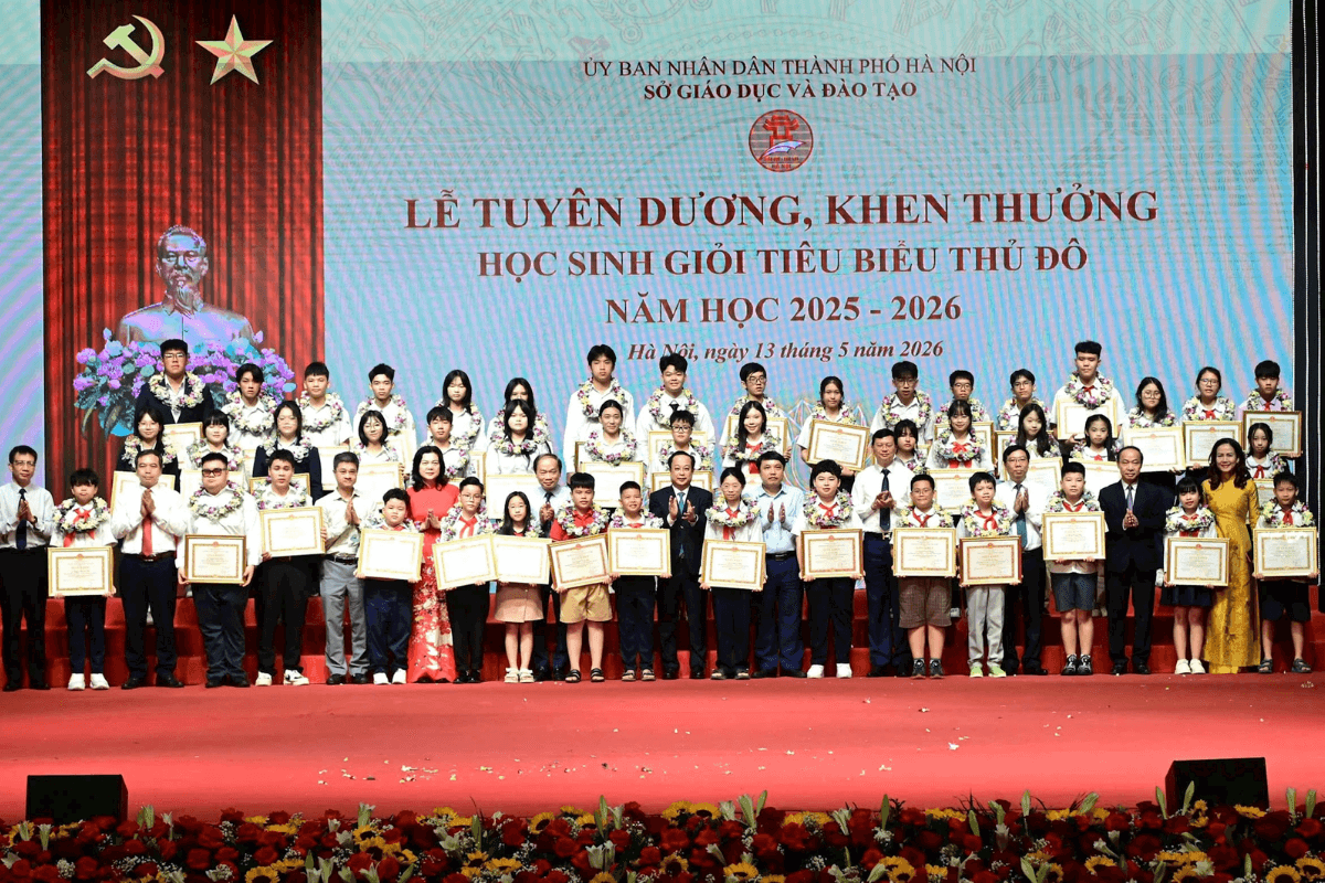 cac-hoc-sinh-tieu-bieu-duoc-tuyen-duong-khen-thuong-tai-buoi-le..png