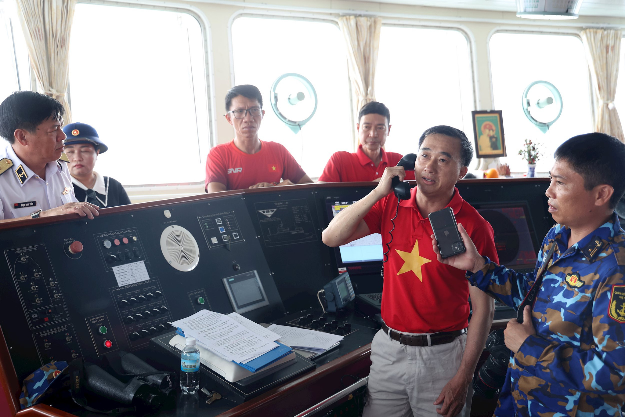 doan-cong-tac-giao-luu-voi-cac-chien-si-nha-gian-dk1_2-phuc-tan-thong-qua-bo-dam..jpg