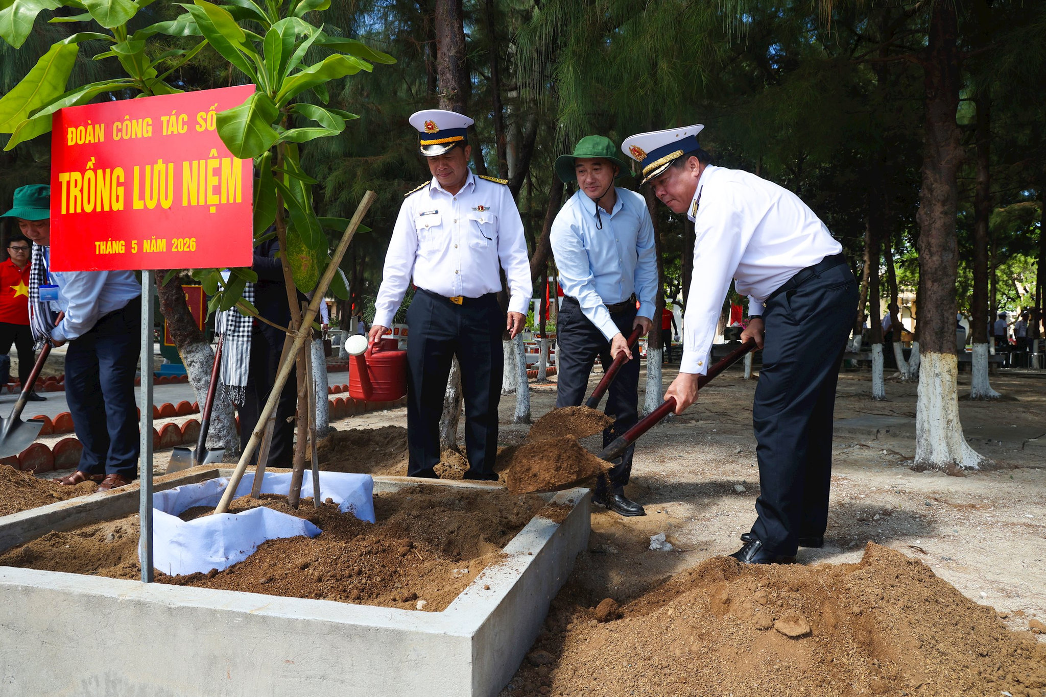 hoat-dong-trong-cay-luu-niem-trong-chuyen-cong-tac-1-.jpg