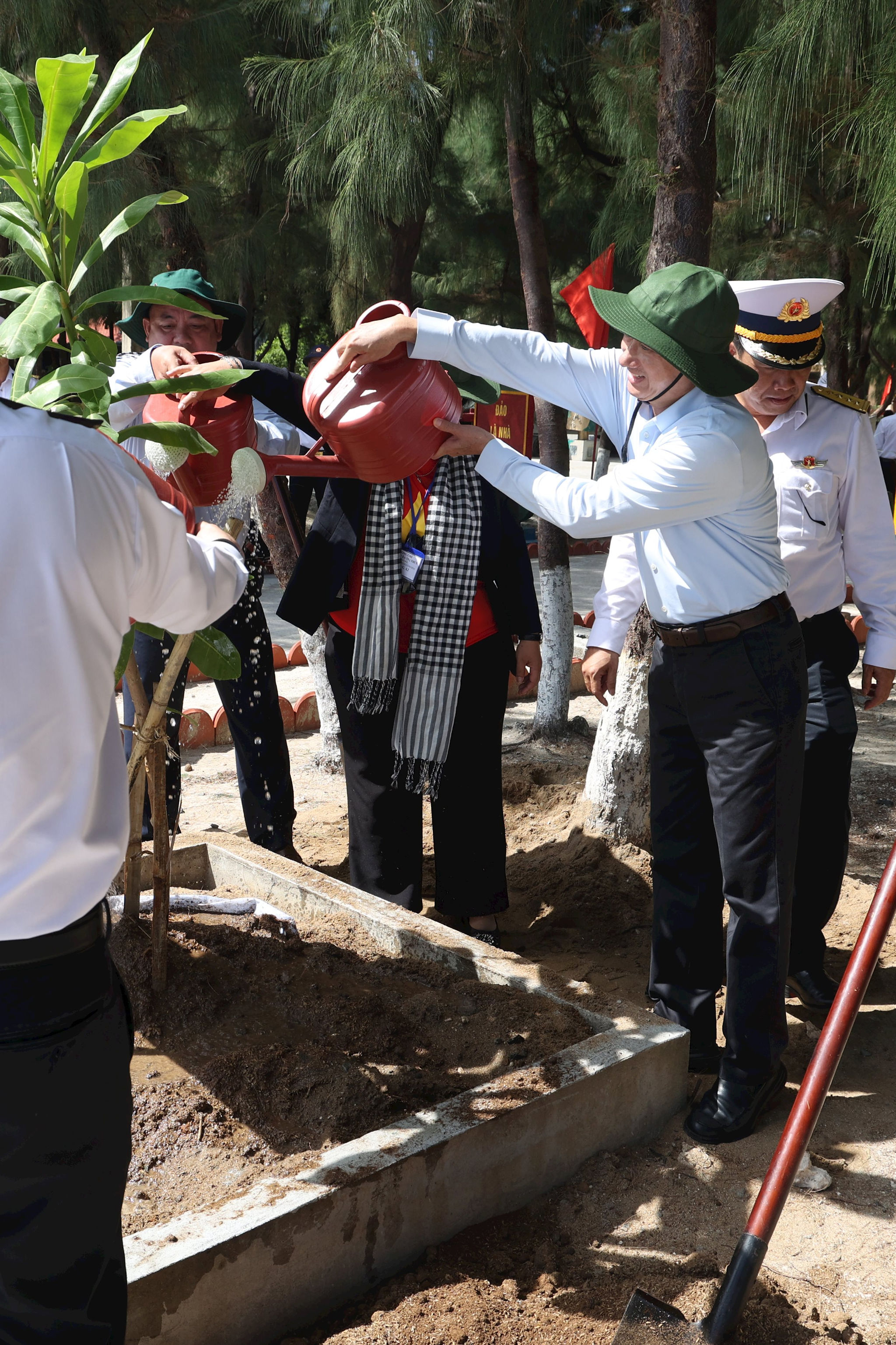 hoat-dong-trong-cay-luu-niem-trong-chuyen-cong-tac.jpg