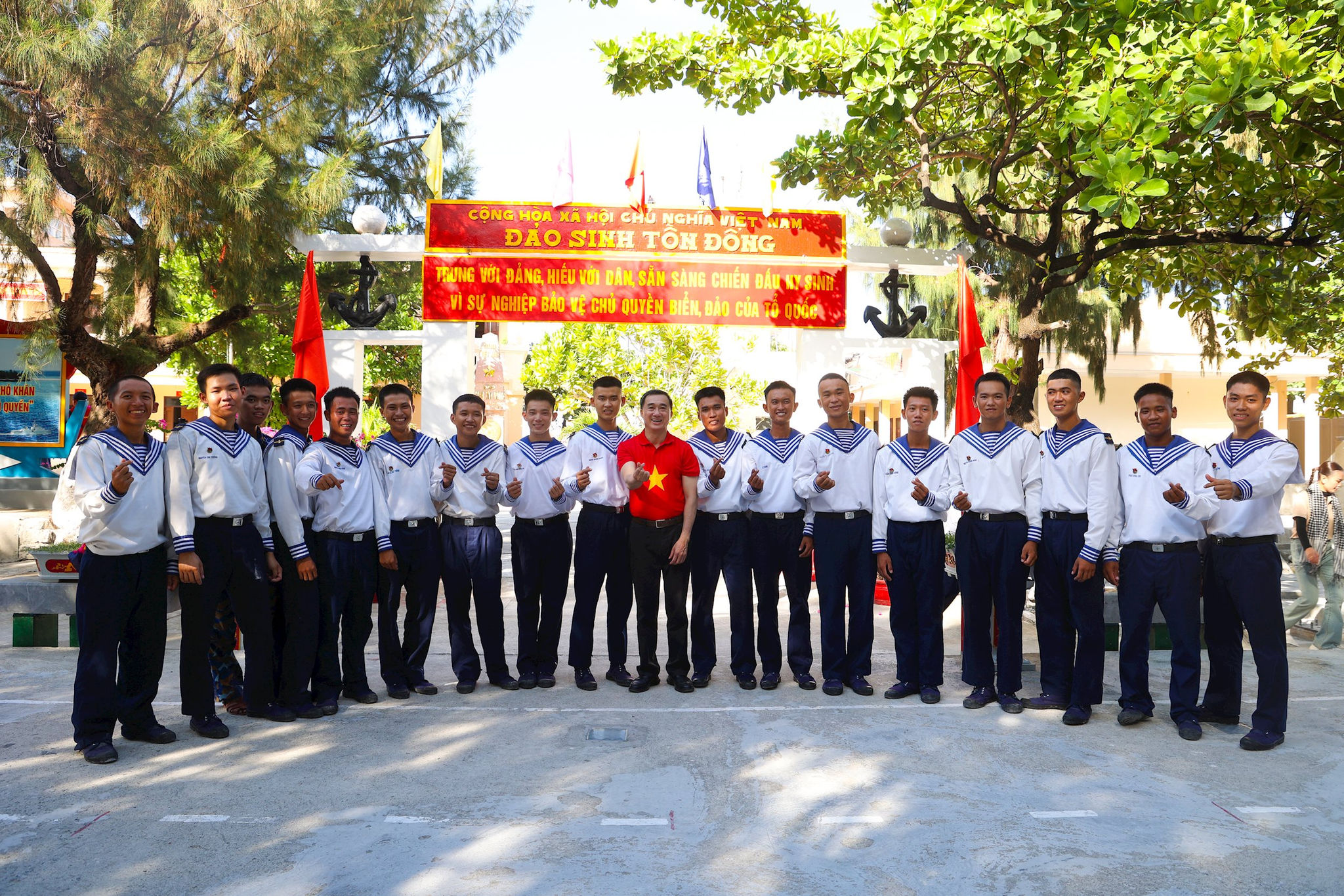 thu-truong-bo-y-te-chup-anh-luu-nie.m-cung-cac-chien-si-dao-sinh-ton-dong(1).jpg