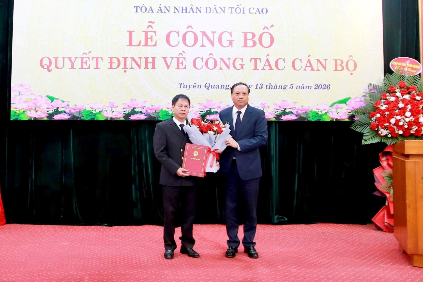 trao-quyet-dinh(1).jpg
