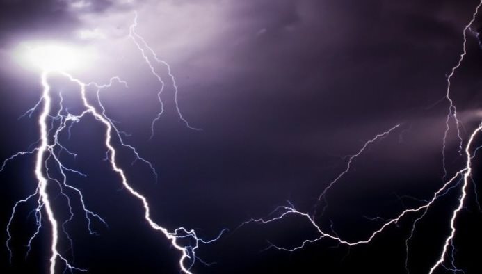 Quảng Ngãi: Hai người tử vong do sét đánh