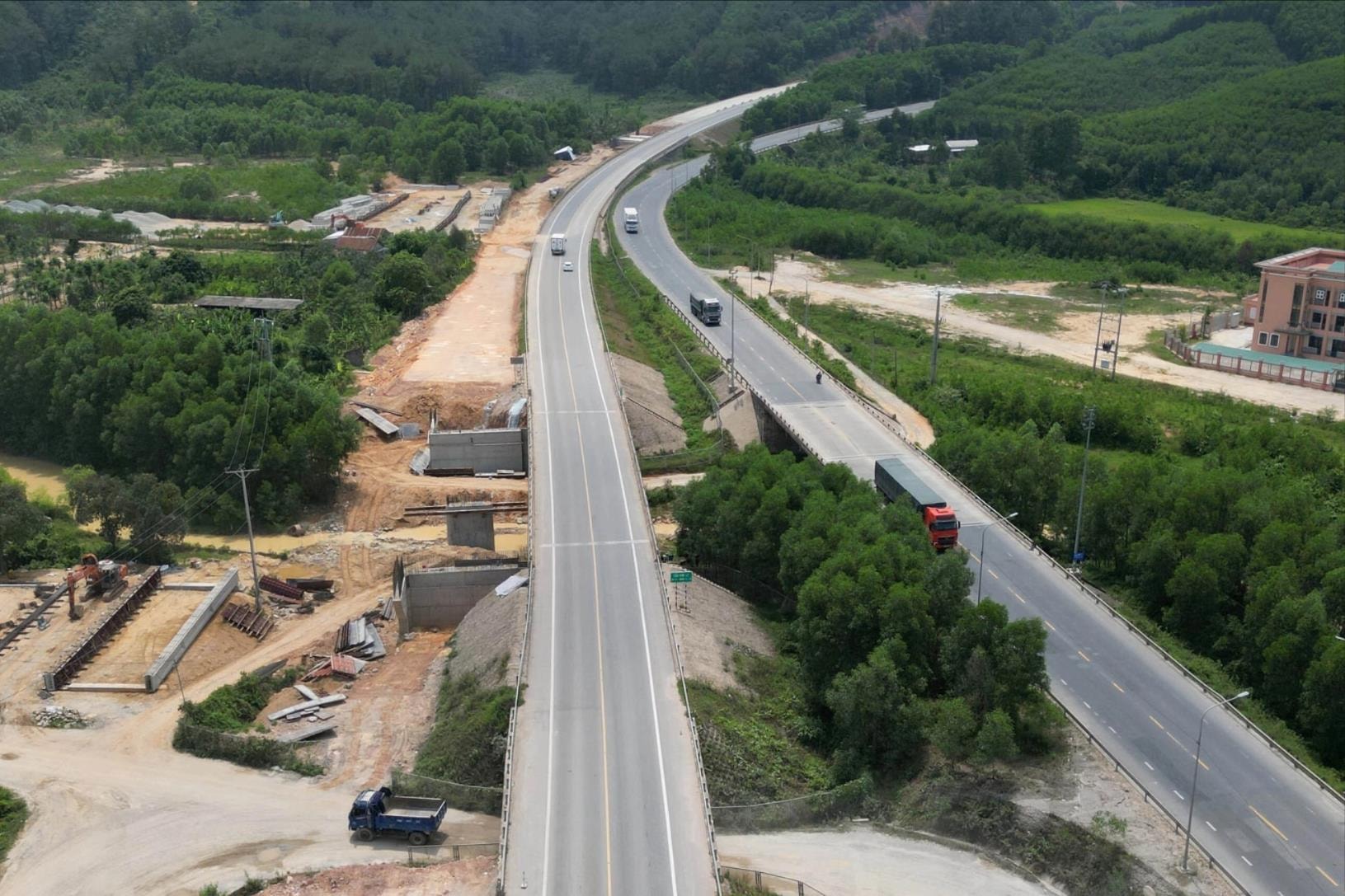 Xem xét tạm dừng lưu thông ban đêm trên cao tốc Cam Lộ - La Sơn