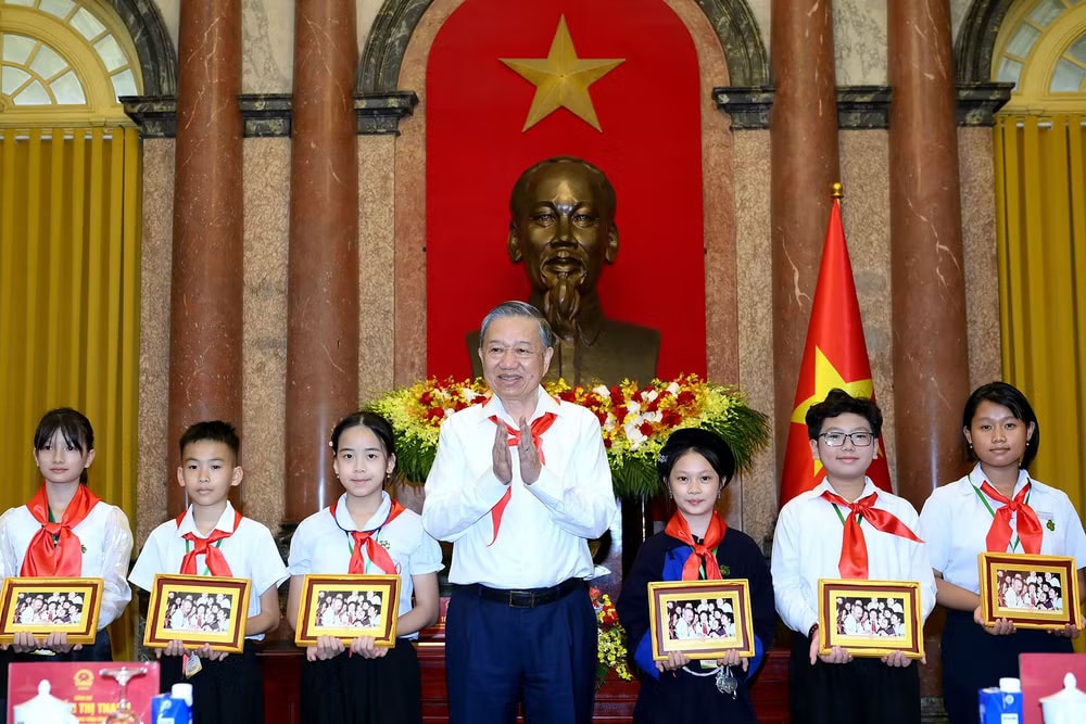 Tổng Bí thư, Chủ tịch nước Tô Lâm trao quà tặng các đại biểu đội viên tiêu biểu. (Ảnh: ĐĂNG KHOA) a7-bnd-1546.jpg