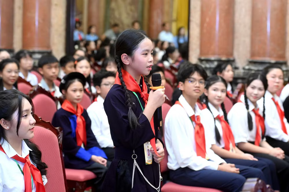 Đại biểu đội viên tiêu biểu phát biểu tại buổi gặp mặt. (Ảnh: ĐĂNG KHOA) a5-bnd-1441.jpg