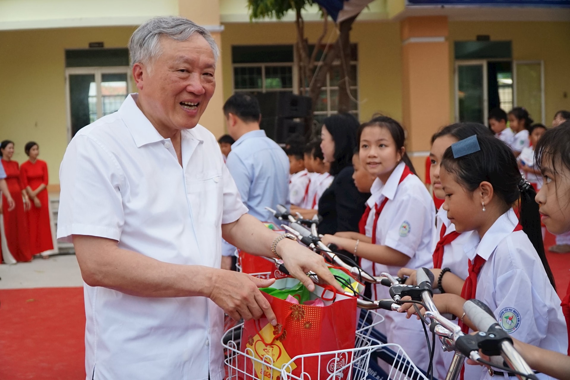 Đoàn công tác nguyên lãnh đạo Đảng, Nhà nước tặng quà học sinh ở Đắk Lắk
