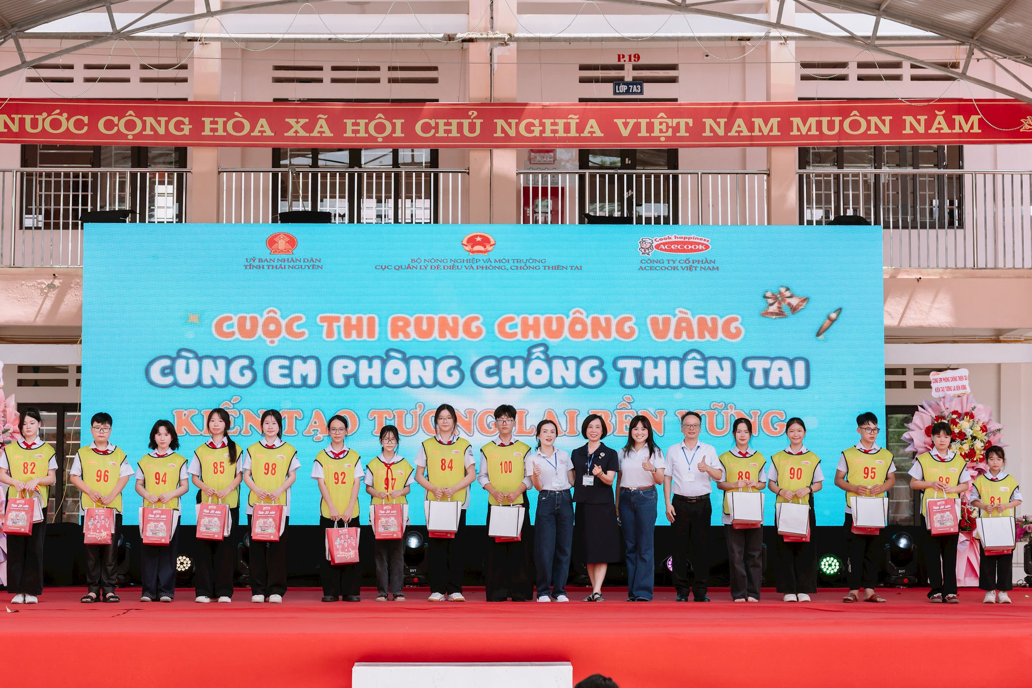 nha-tai-tro-va-btc-trao-qua-cho-thi-sin.jpg