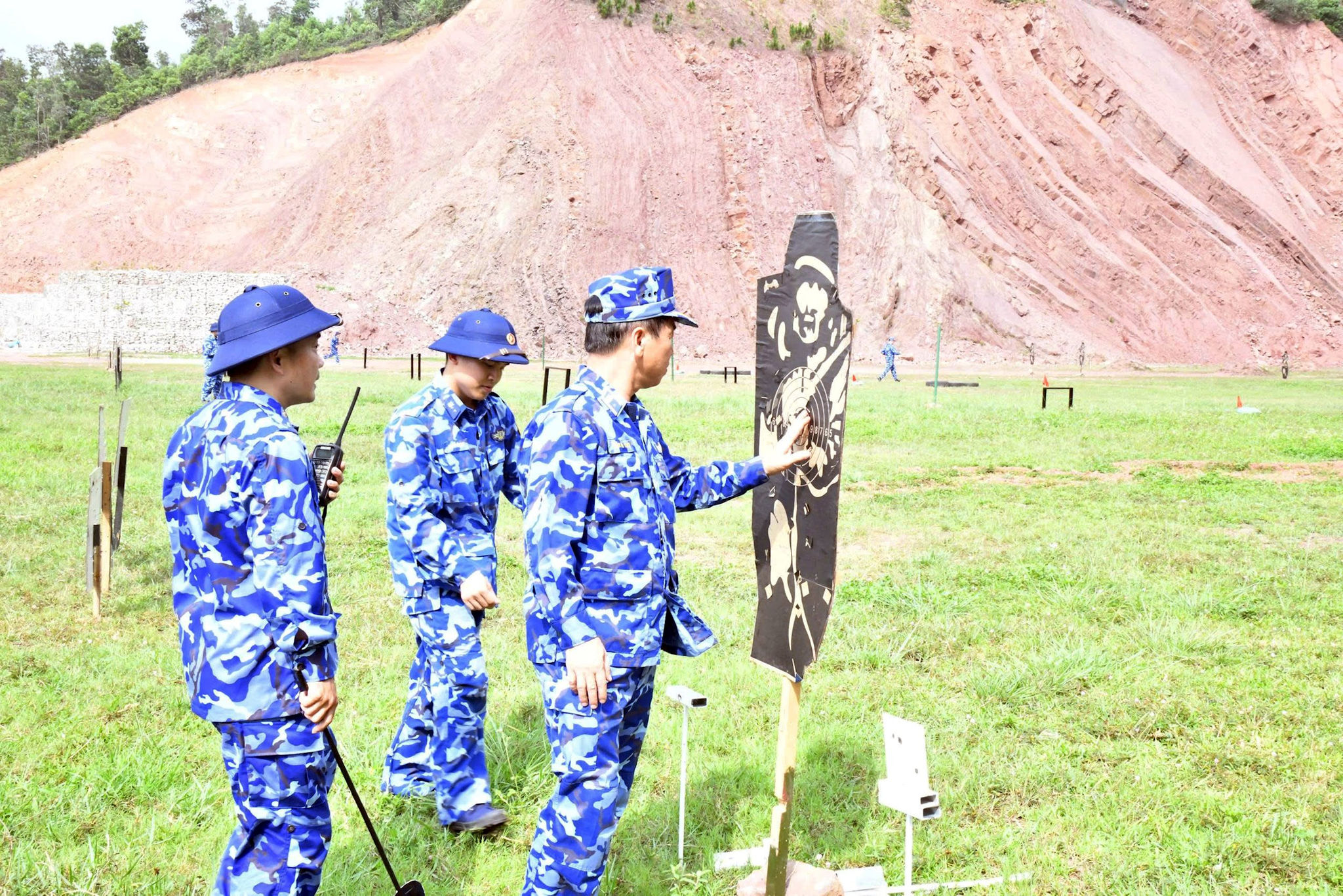 thieu-tuong-tran-van-tho-tu-lenh-vung-canh-sat-bien-1-kiem-tra-ket-qua-ban-sung-ngan-k54-1-.jpg