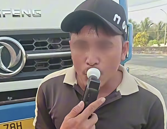 Xe tải chạy xe lạng lách trên quốc lộ bị phạt nặng