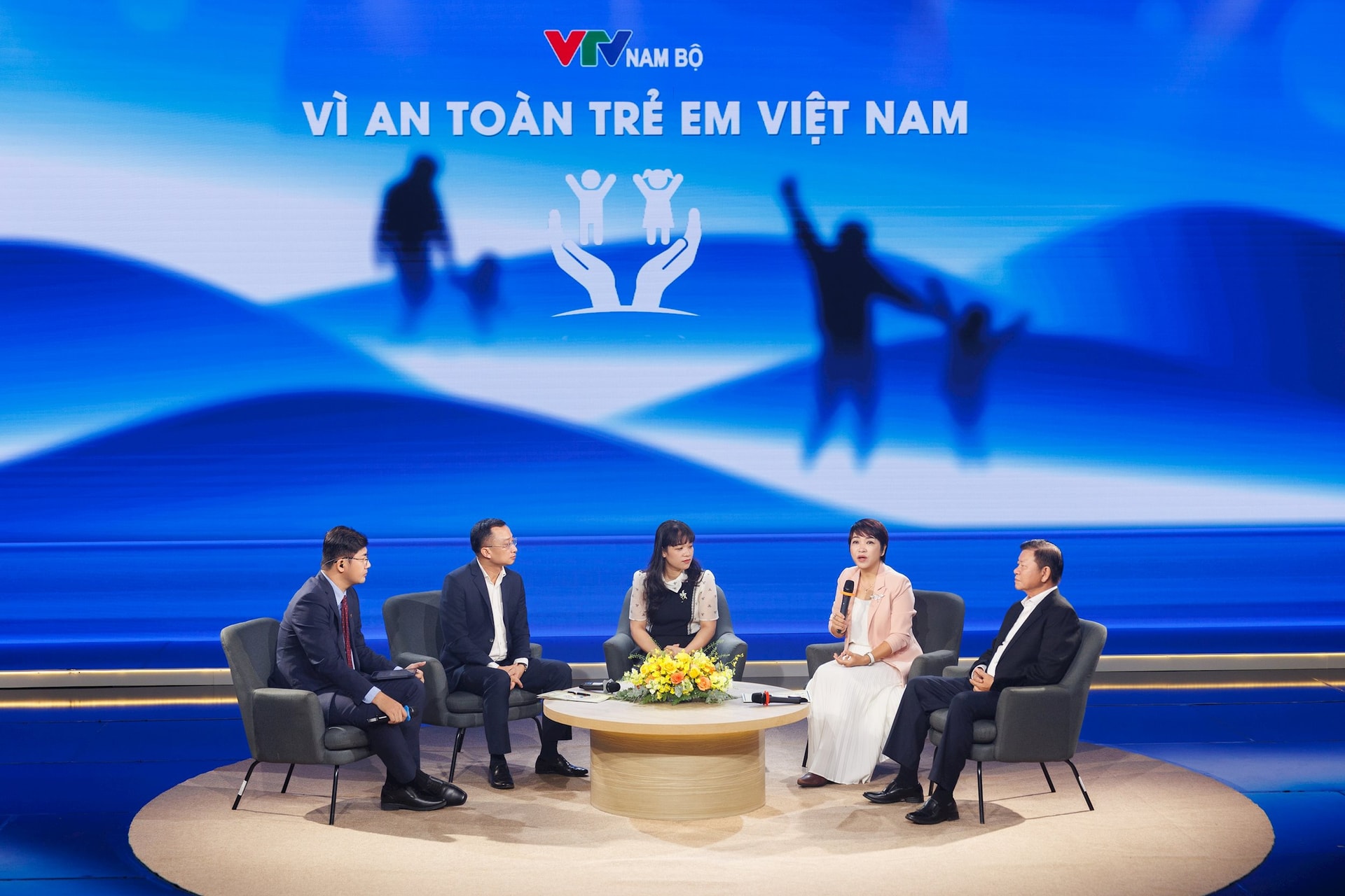 Bảo vệ trẻ em: Thấy dấu hiệu, đừng im lặng, gọi 111